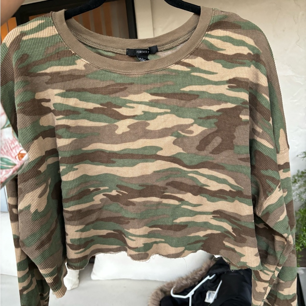Camo cropped long sleeve top